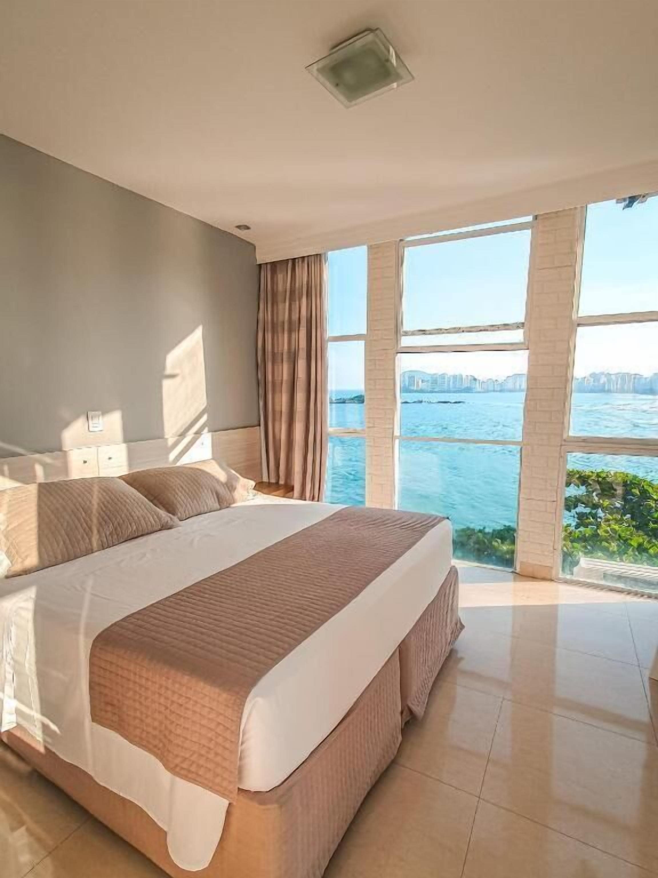 Quarto casal conforto, vista para a praia | Frigobar, cortinas blackout, berços grátis, Wi-Fi de cortesia