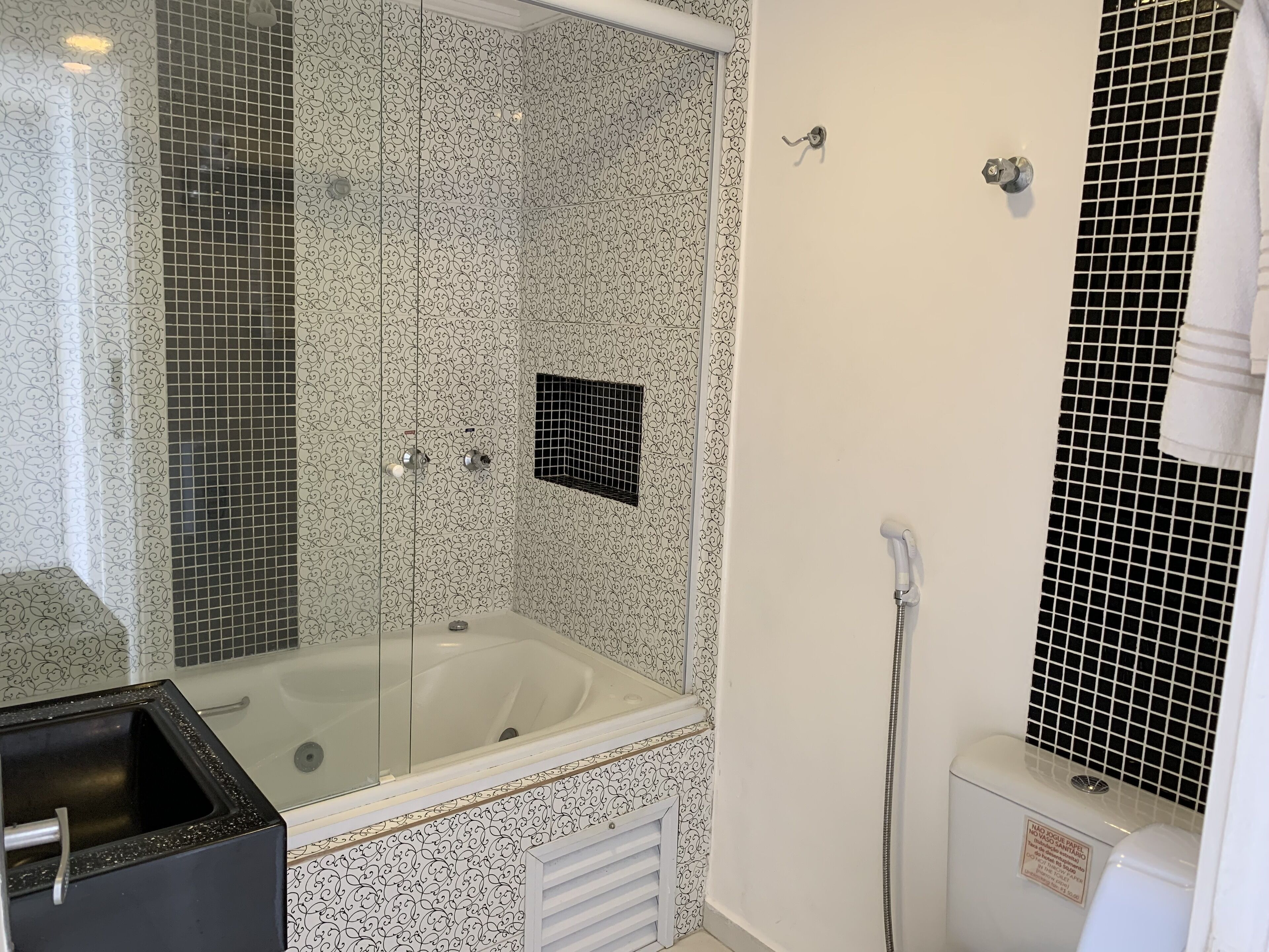 quarto duplo vista mar com hidro | bathroom | shower, hair dryer, bidet, towels