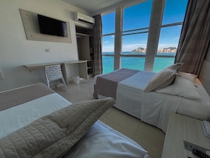 Comfort driepersoonskamer, uitzicht op het strand | Een minibar, verduisterende gordijnen, gratis babybedden, gratis wifi