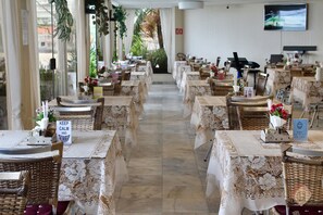Frühstück, Mittagessen, Abendessen, Blick auf den Strand 