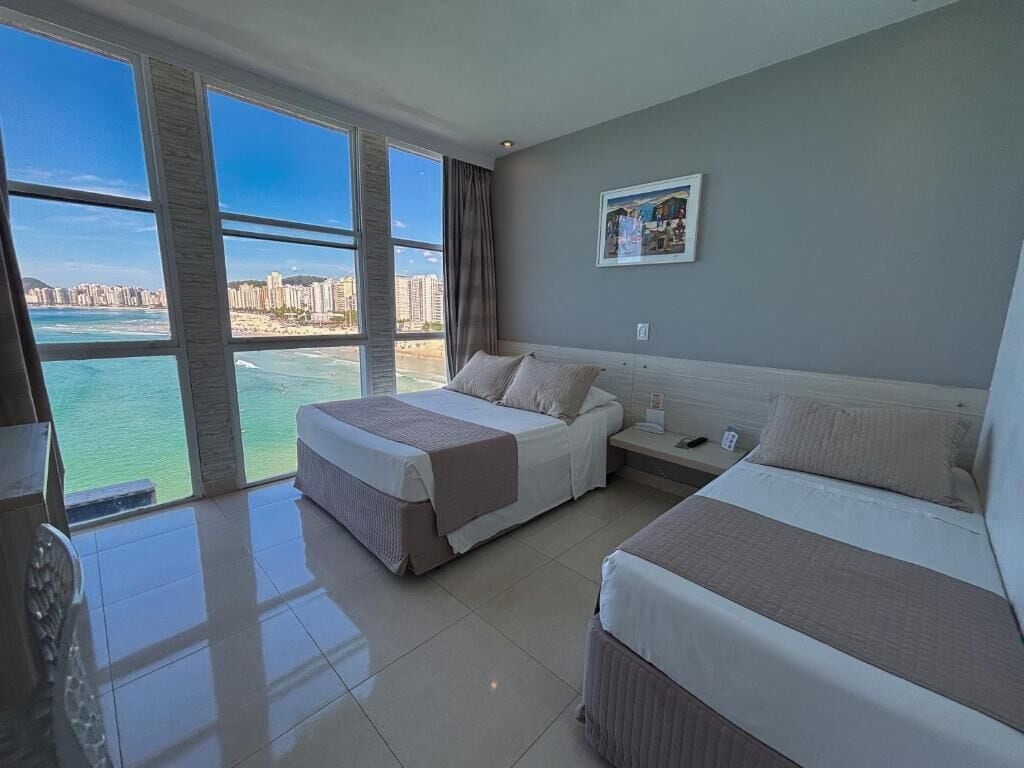 Quarto triplo conforto, vista para a praia | Frigobar, cortinas blackout, berços grátis, Wi-Fi de cortesia