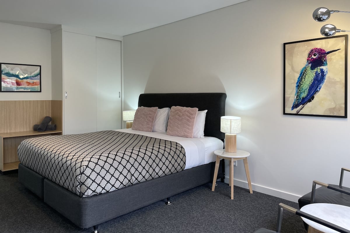 Habitación Deluxe, 1 cama de matrimonio grande | Sábanas de algodón egipcio y ropa de cama hipoalergénica