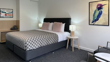 Habitación Deluxe, 1 cama King size | Sábanas de algodón egipcio y ropa de cama hipoalergénica