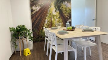Casa, 3 habitaciones | Cocina privada | Refrigerador, microondas, cafetera y tetera y tetera eléctrica