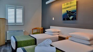 Escritorio y espacio para trabajar con laptop