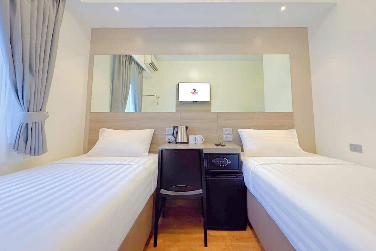 Premium bedding, in-room safe, desk, laptop workspace