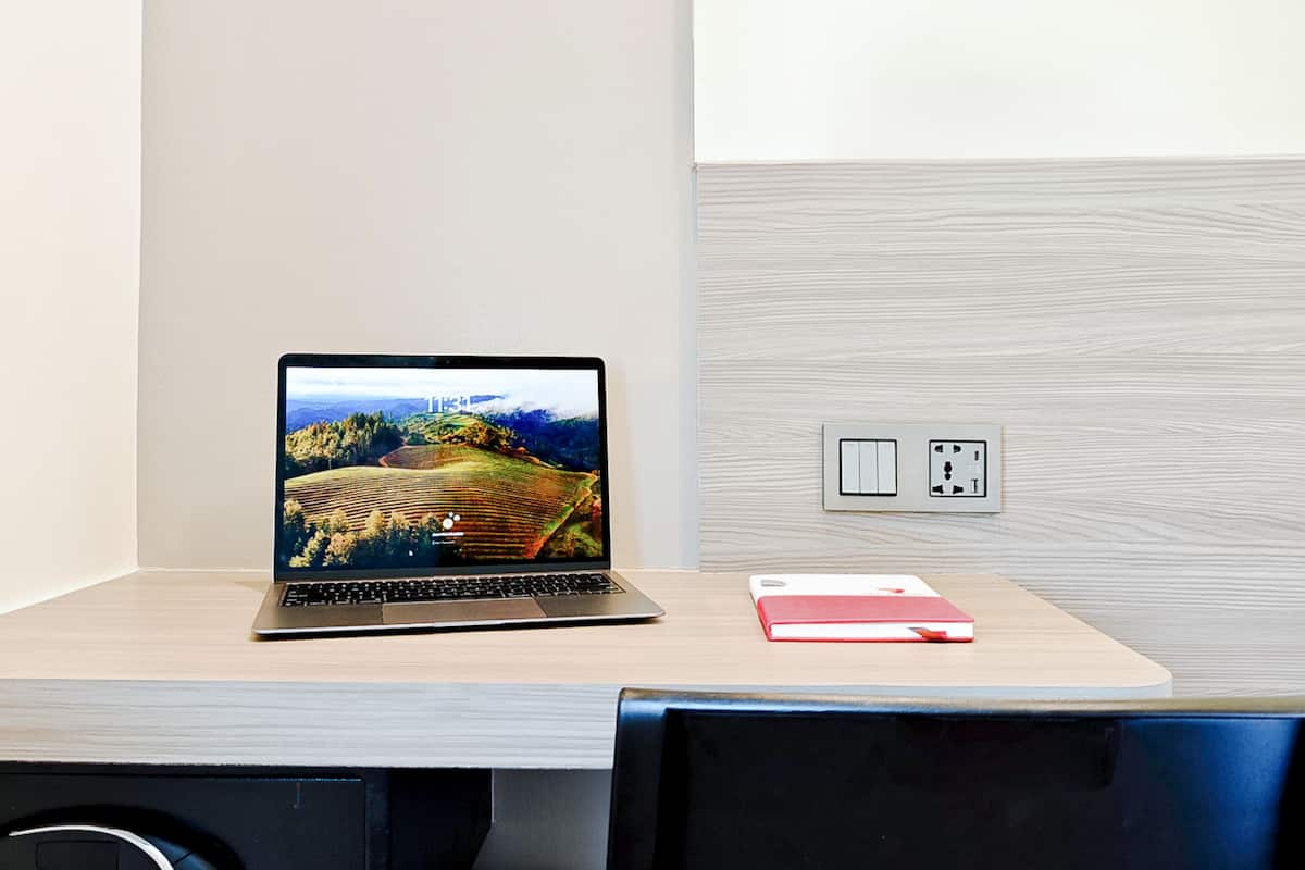 City tweepersoonskamer | Luxe beddengoed, een kluis op de kamer, een bureau, een laptopwerkplek