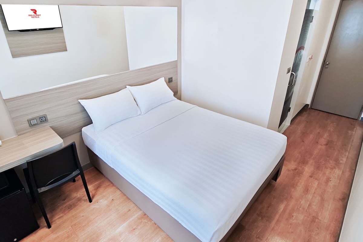 City tweepersoonskamer | Luxe beddengoed, een kluis op de kamer, een bureau, een laptopwerkplek