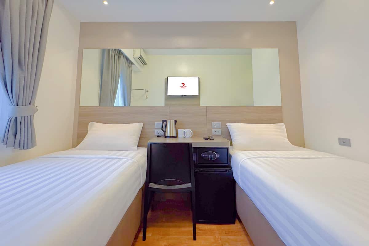 City Twin kamer | Luxe beddengoed, een kluis op de kamer, een bureau, een laptopwerkplek