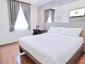 City Double Room | Premium bedding, in-room safe, desk, laptop workspace - Red Planet Manila Aseana City (Parañaque)