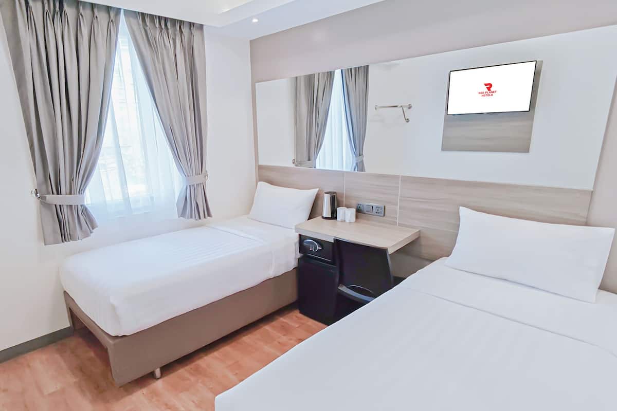 City Twin kamer | Luxe beddengoed, een kluis op de kamer, een bureau, een laptopwerkplek