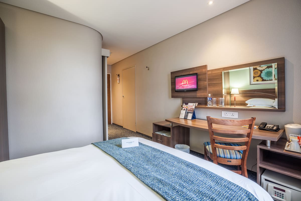 Minibar, coffres-forts dans les chambres, bureau, Wi-Fi gratuit