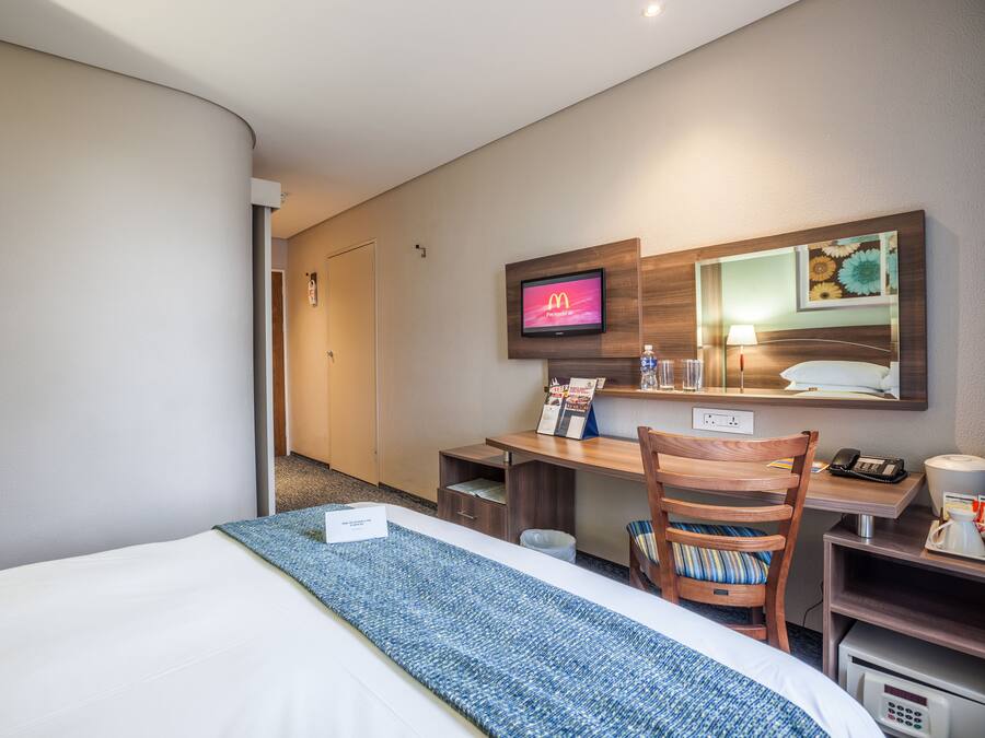 Minibar, safe på rommet, skrivebord og wi-fi (inkludert)