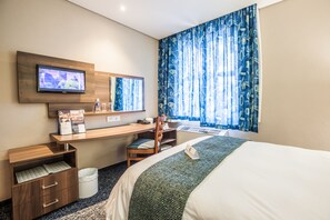 Minibar, in-room safe, desk, free WiFi - Town Lodge Gaborone (Gaborone)