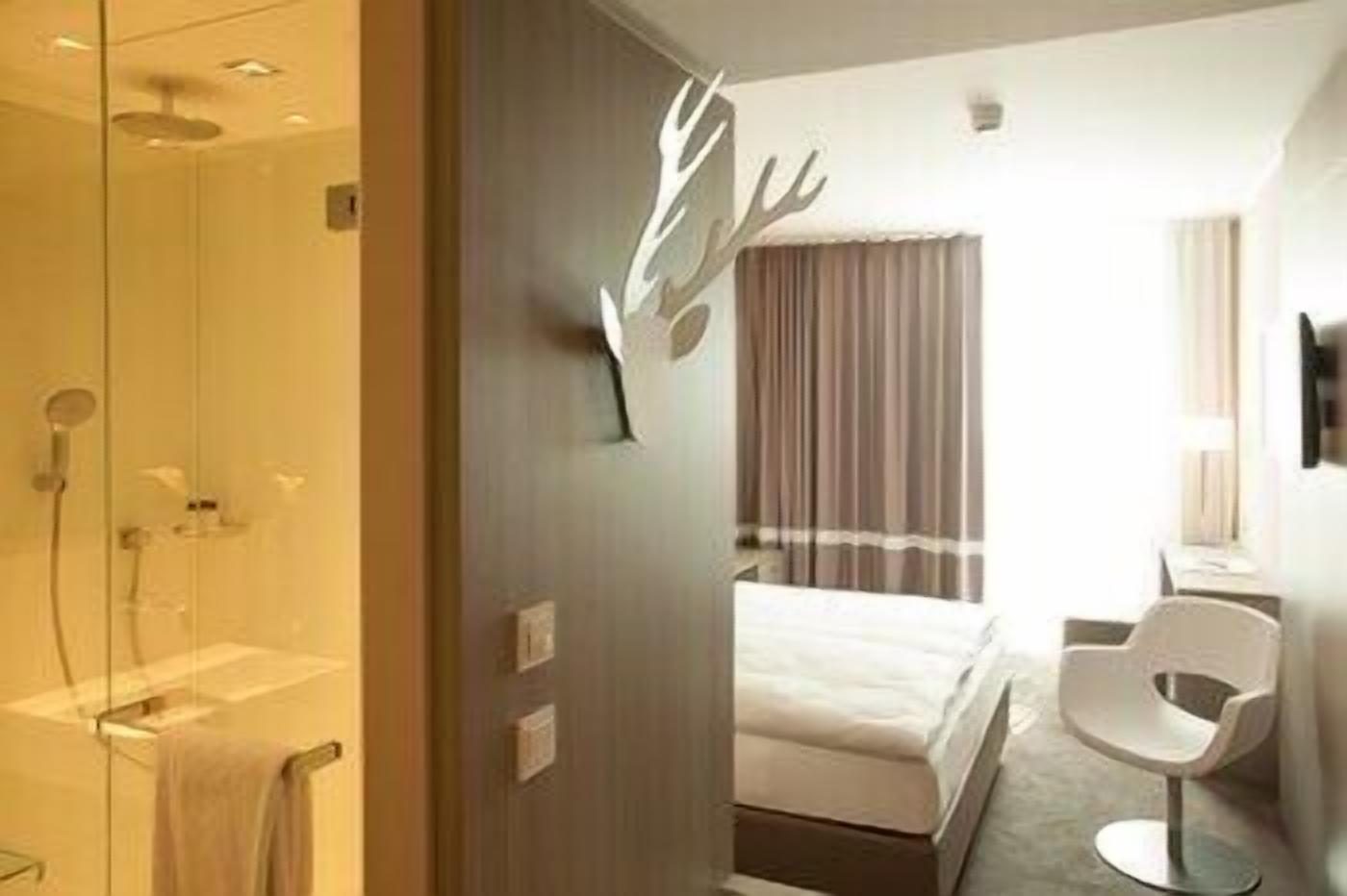 Peralatan tempat tidur premium, peti besi dalam bilik 