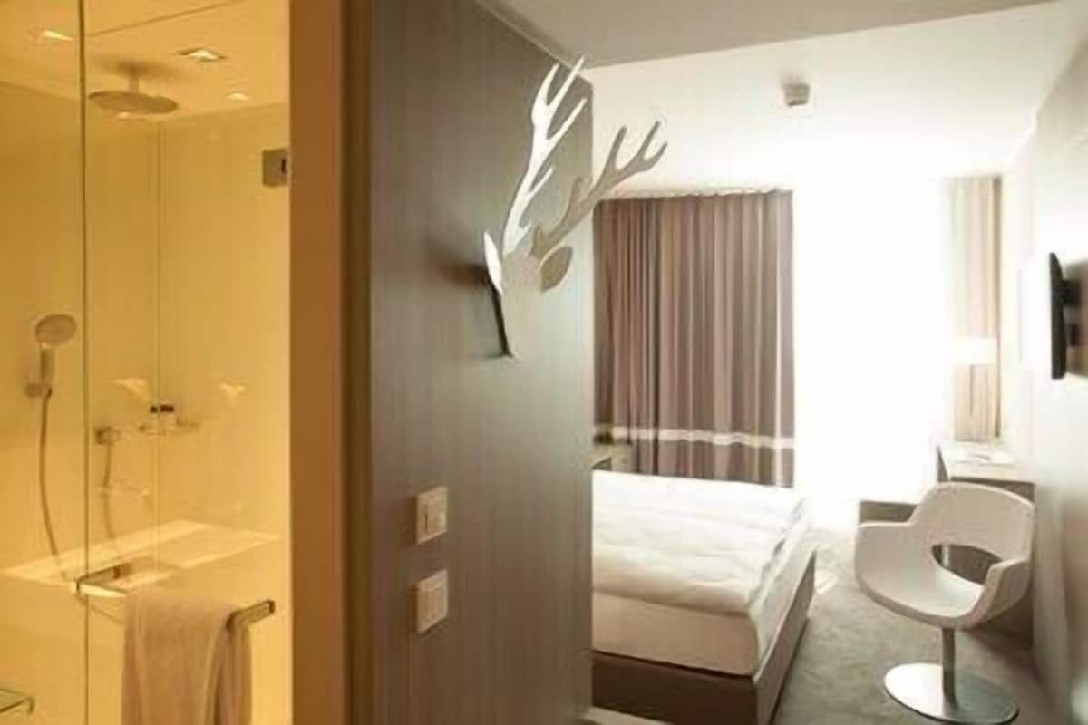 Sängtillbehör av högsta kvalitet och värdeförvaringsskåp på rummet