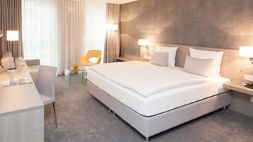 Ropa de cama de alta calidad y caja de seguridad en la habitación