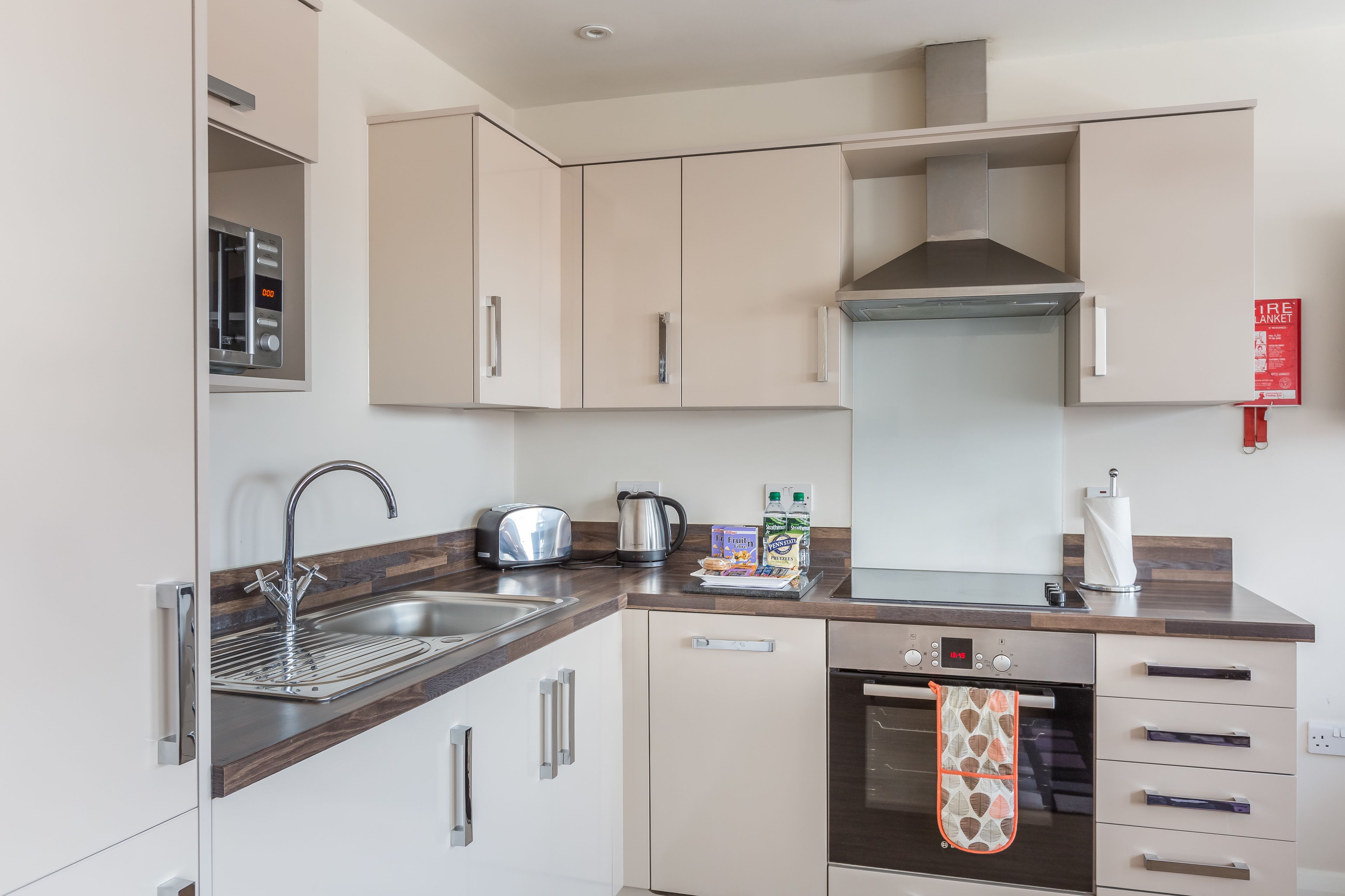 مكتب ومكواة/لوح كي وأسرّة أطفال/رضّع وأسرّة قابلة للطي