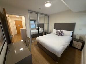 Een bureau, een strijkplank/strijkijzer, babybedden, extra bedden