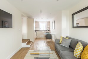 디럭스 아파트, 더블침대 1개 (only accessible by stairs from the 4t) | 책상, 다리미/다리미판, 유아용 침대, 간이 침대