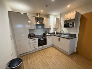 디럭스 아파트, 침실 2개 | 전용 주방 | 대용량 냉장고, 전자레인지, 오븐, 쿡탑