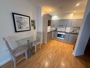 Standard Studio, 1 Double Bed | Desk, iron/ironing board, cots/infant beds, rollaway beds - City Wall House by House of Fisher (Reading)