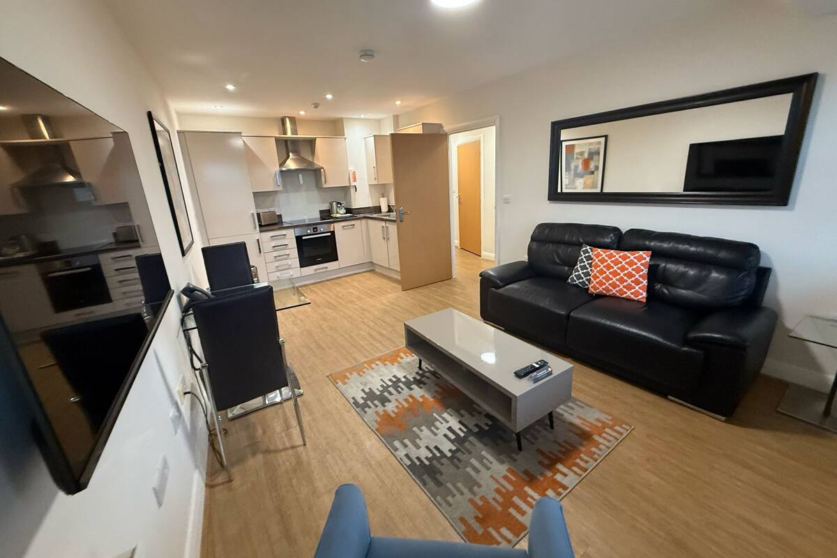 Eine moderne Wohnung mit Küche, Wohnzimmer und Essbereich.