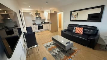 Een bureau, een strijkplank/strijkijzer, babybedden, extra bedden