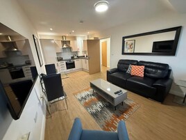 Escritorio, tabla de planchar con plancha, cunas (de pago)