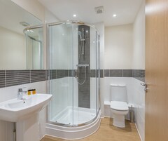 Artículos de tocador gratuitos, secador de pelo, toallas, shampoo