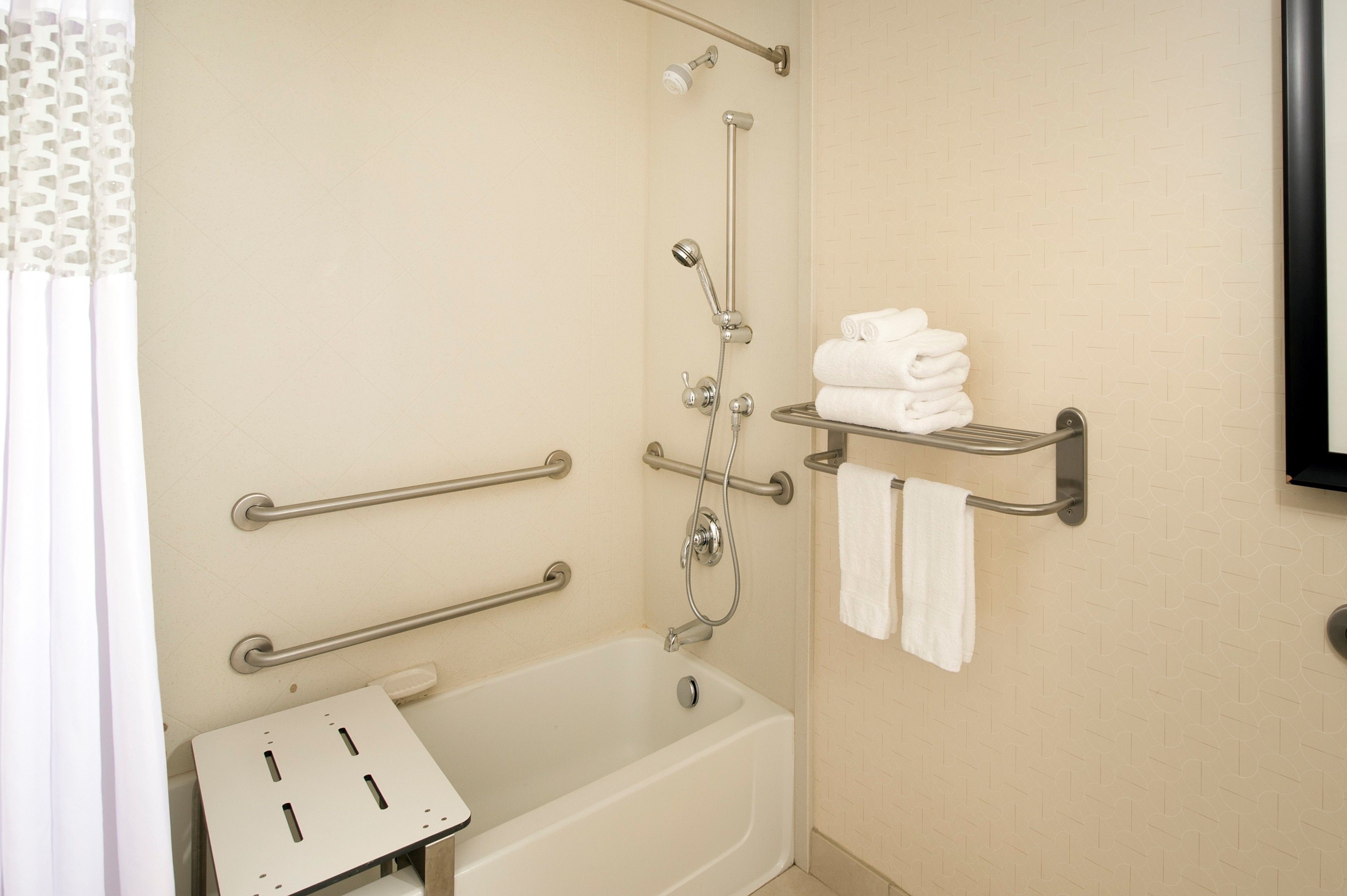 combined shower/bathtub, designer toiletries, towels