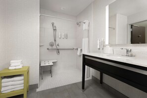 Bathroom shower - Hampton Inn & Suites El Paso/East (El Paso)