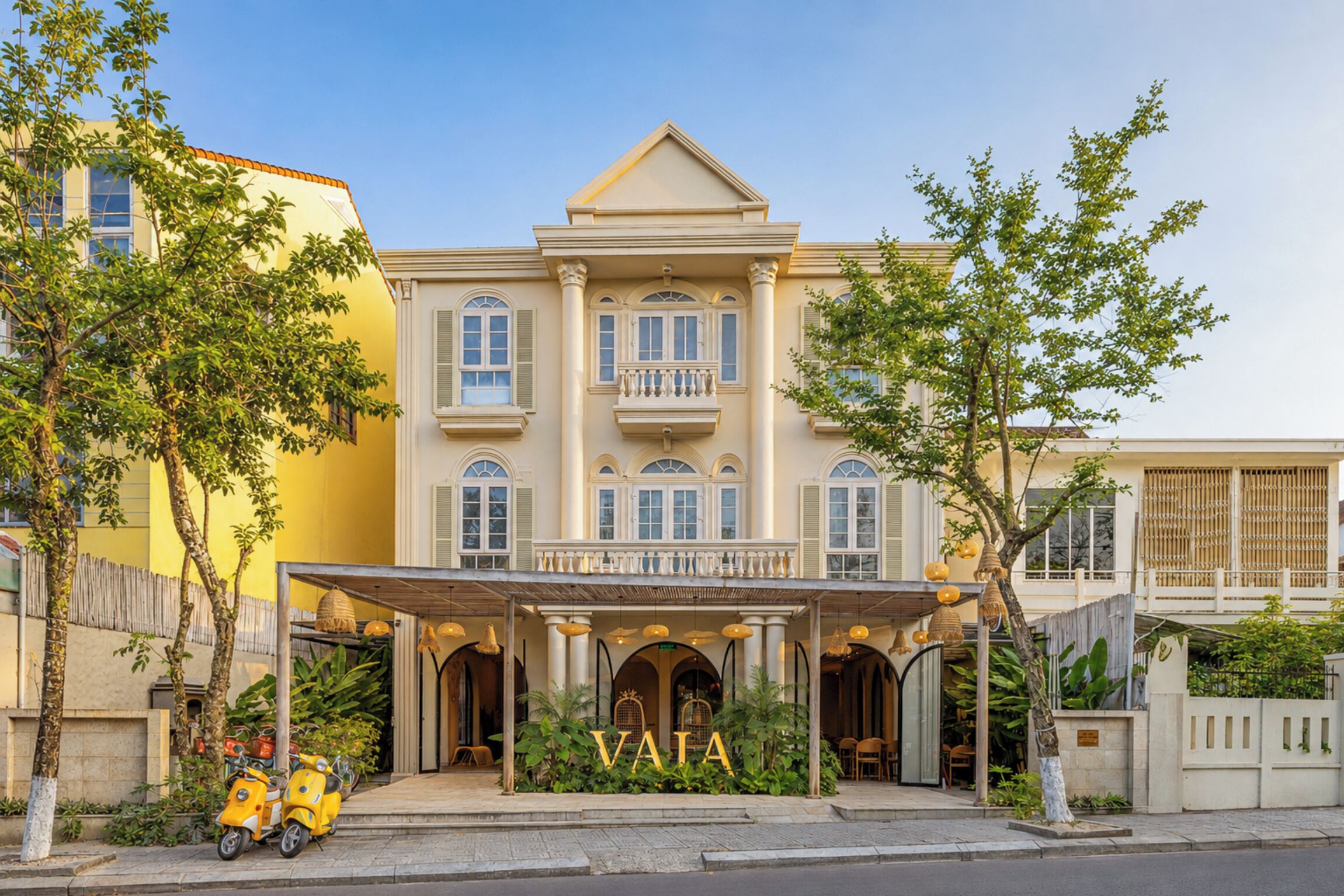 Un grand bâtiment à deux étages, doté d’une entrée imposante et d’une enseigne sur laquelle on peut lire « VAIA ».