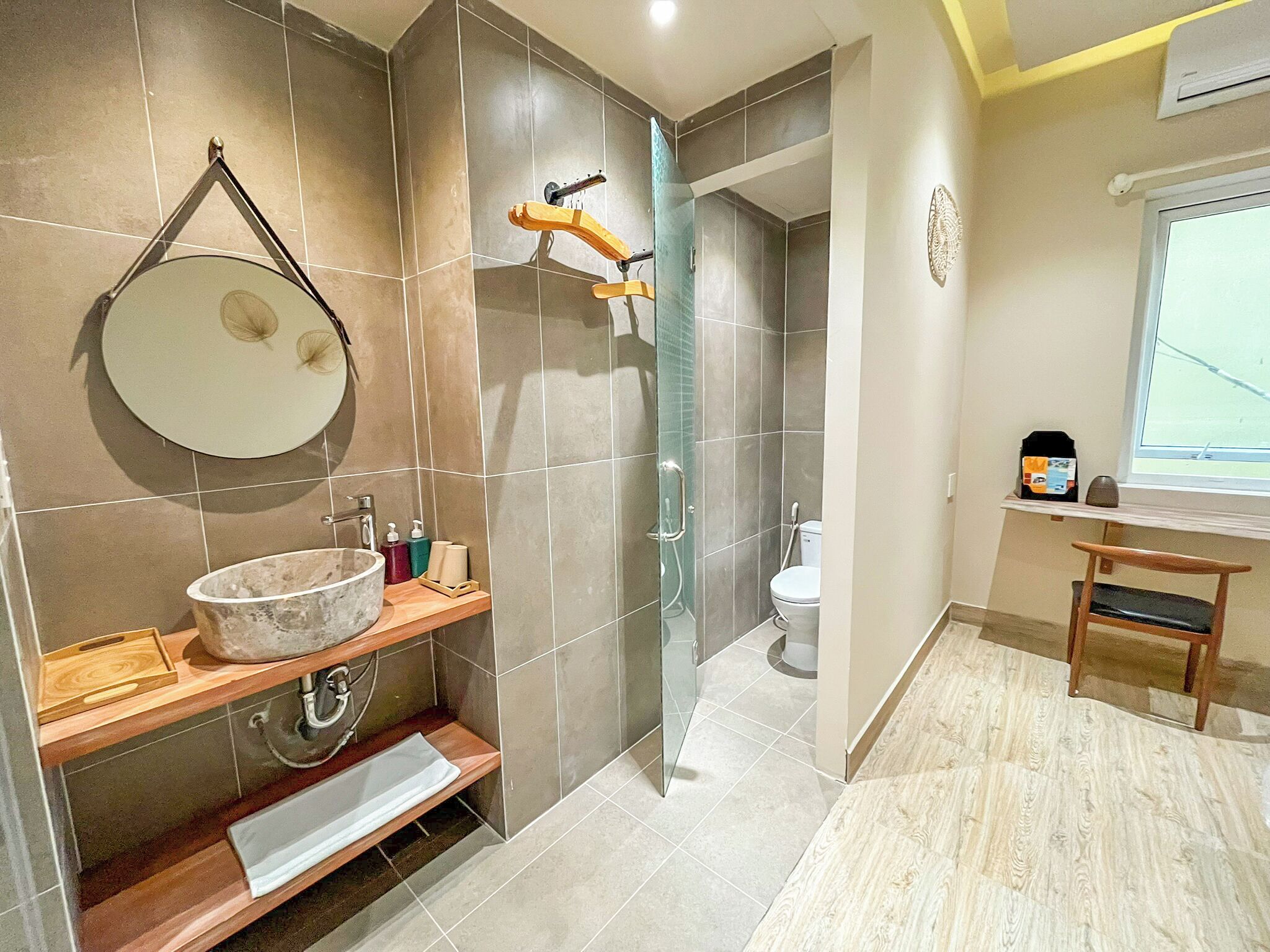 phong grand deluxe co giuong co queen | bathroom | combined shower/bathtub, rainfall showerhead, designer toiletries