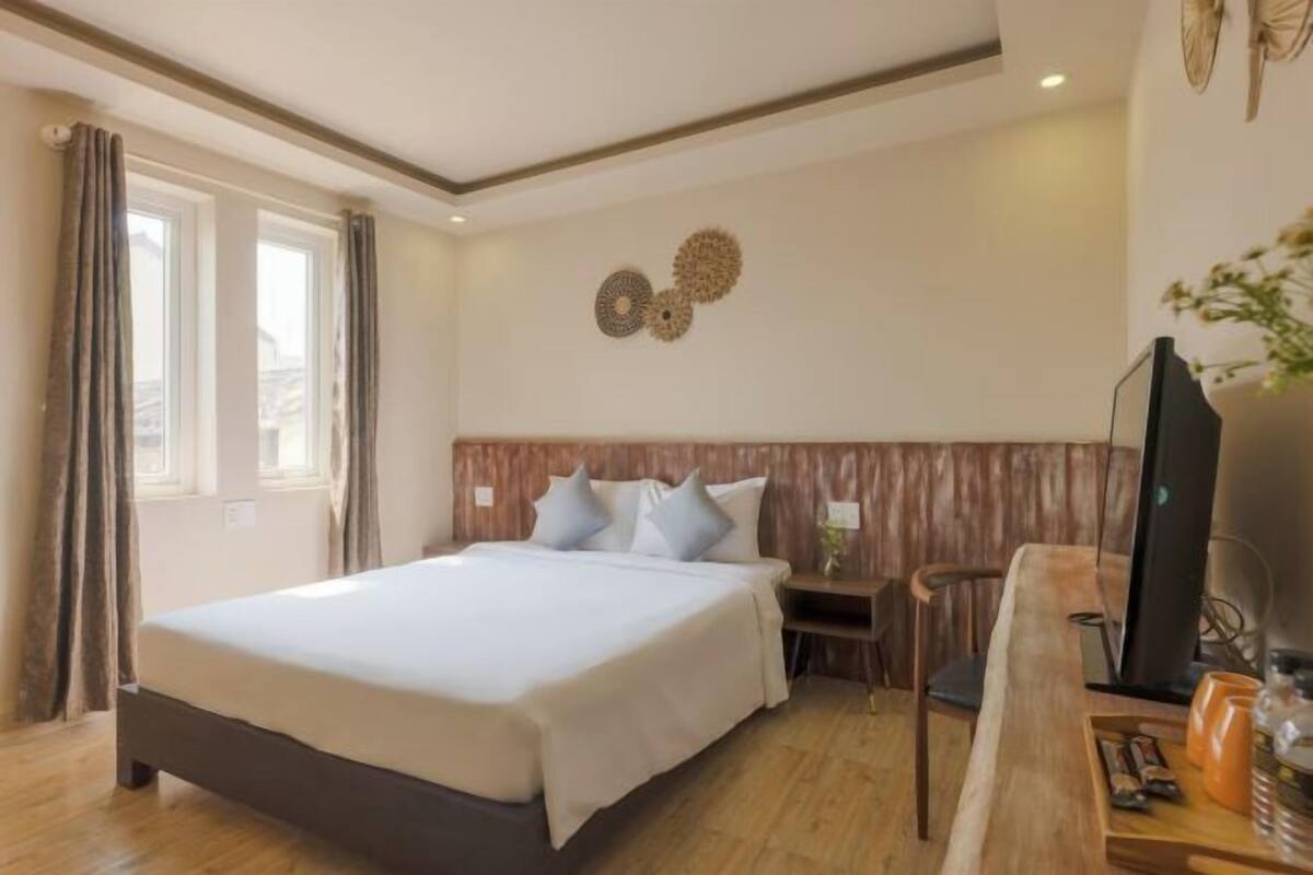 Ropa de cama hipoalergénica, minibar, caja fuerte y escritorio