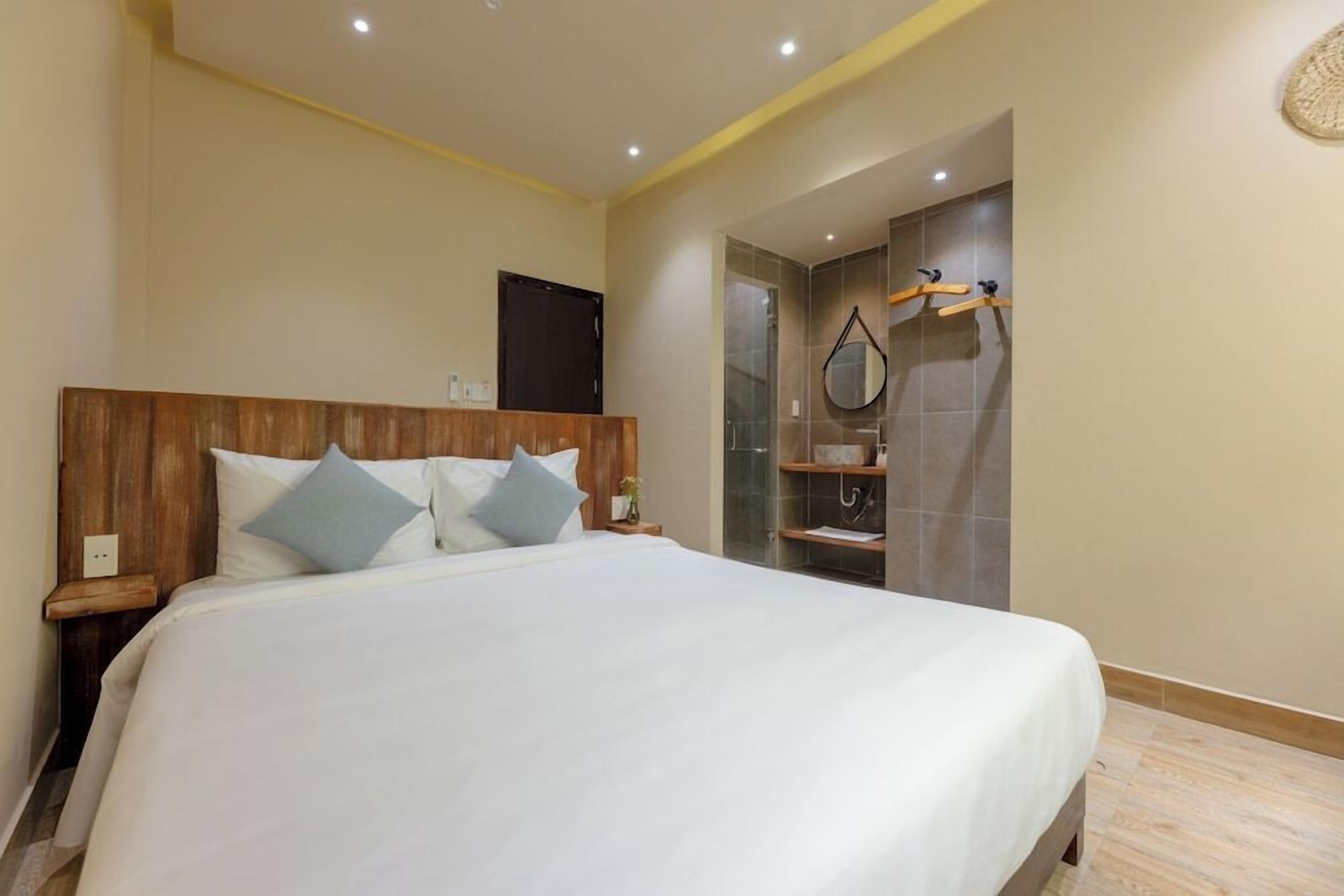 Hypo-allergenic bedding, minibar, in-room safe, desk