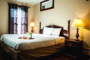 Deluxe Room | Individually furnished, iron/ironing board, free WiFi - Commodore Hotel & Café (Linden)