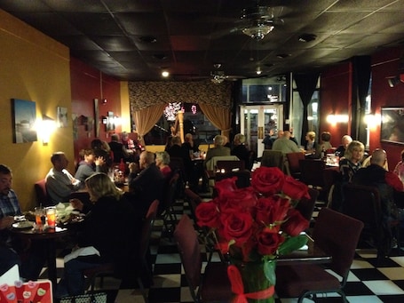 Lunch and dinner served, American cuisine