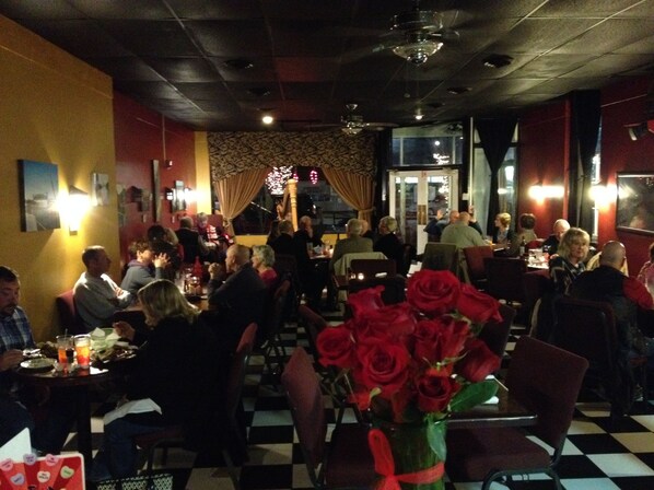 Lunch and dinner served, American cuisine - Commodore Hotel & Café (Linden)