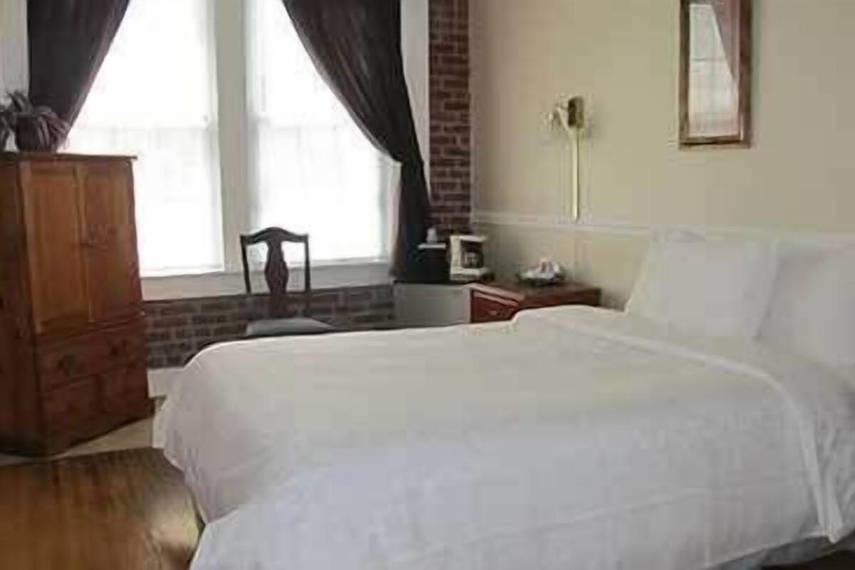 classic room | 1 bedroom, individually furnished, iron/ironing board, free wifi
