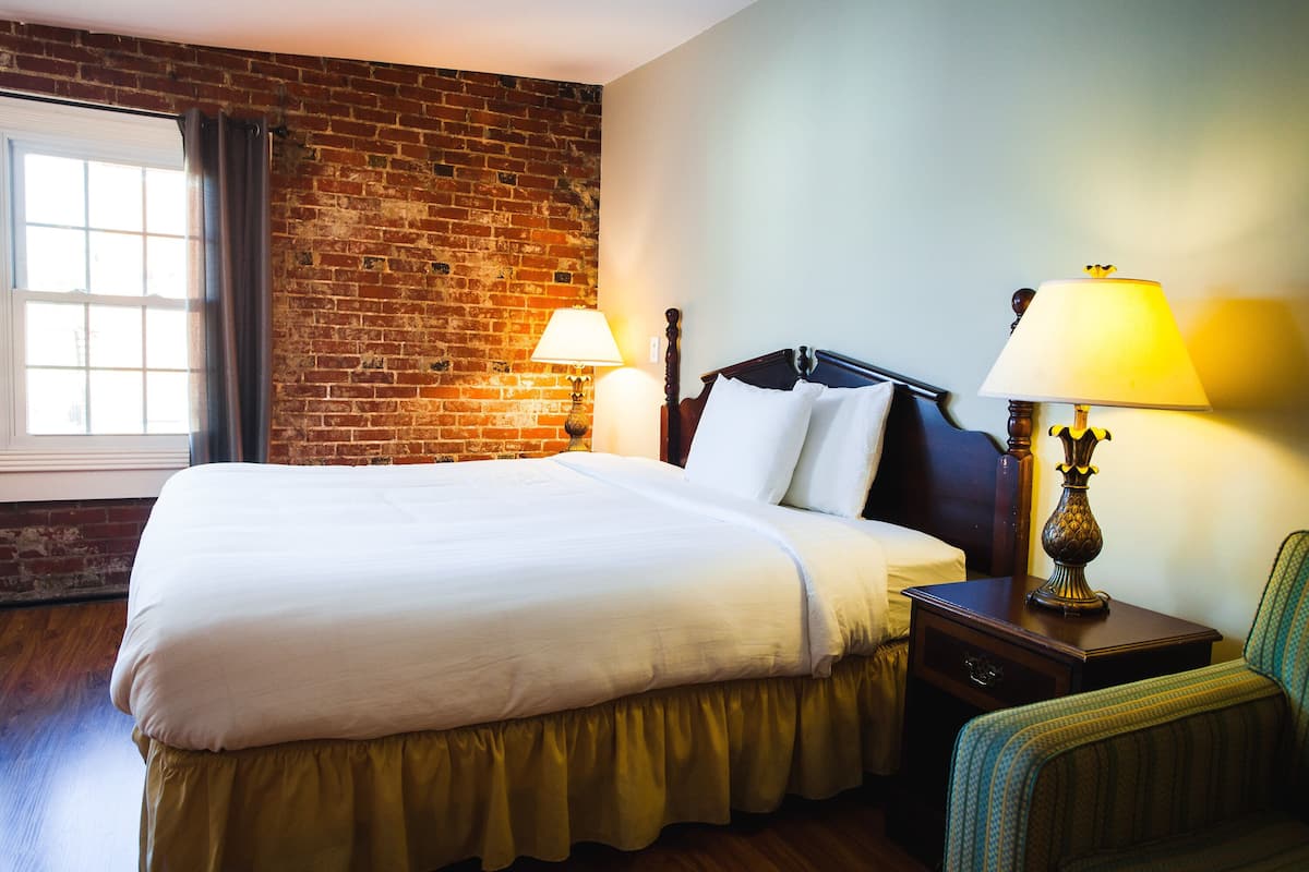 executive room | 1 bedroom, individually furnished, iron/ironing board, free wifi