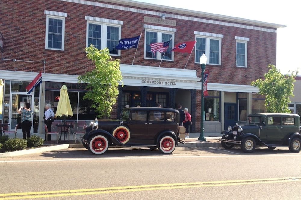 Commodore Hotel & Café