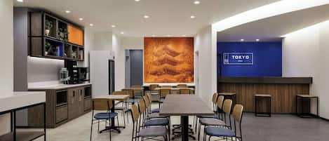 Un comedor moderno con una mesa larga, sillas y una barra con un letrero azul que dice "TOKYO".