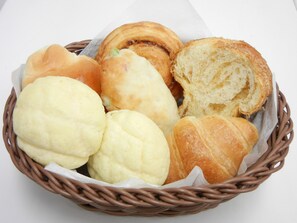 อาหารเช้าแบบคอนติเนนทัลทุกวัน (JPY 1000 ต่อคน)