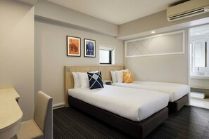 Huone, 2 yhden hengen sänkyä | Tallelokero huoneessa, työpöytä, äänieristys, silitysrauta/-lauta