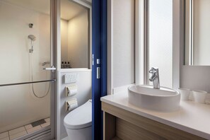 Dusche, kostenlose Toilettenartikel, Haartrockner, Hausschuhe