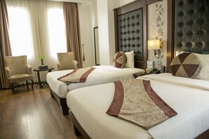 Minibar, in-room safe, desk, blackout curtains - City Bay Palace Hotel (Ha Long)