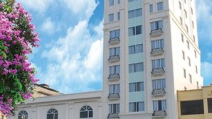 Un hotel alto con un letrero llamativo que dice "Palace Hotel".