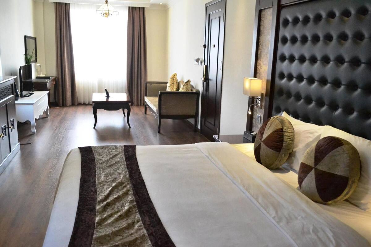 Executive Double Room | Minibar, in-room safe, desk, blackout drapes