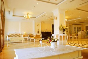 Coin salon dans le hall